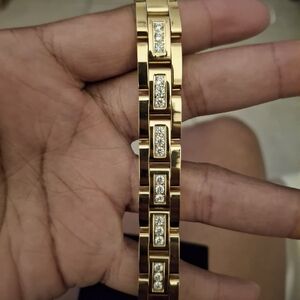 Elegant Gold Bracelet with Crystal Accents
